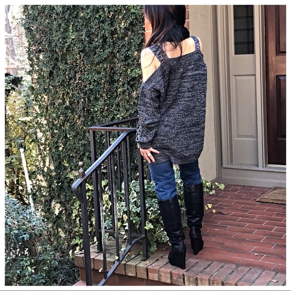 ✨LAST ONE ✨Loose fit cold shoulder pepper sweater - Picture 4 of 7